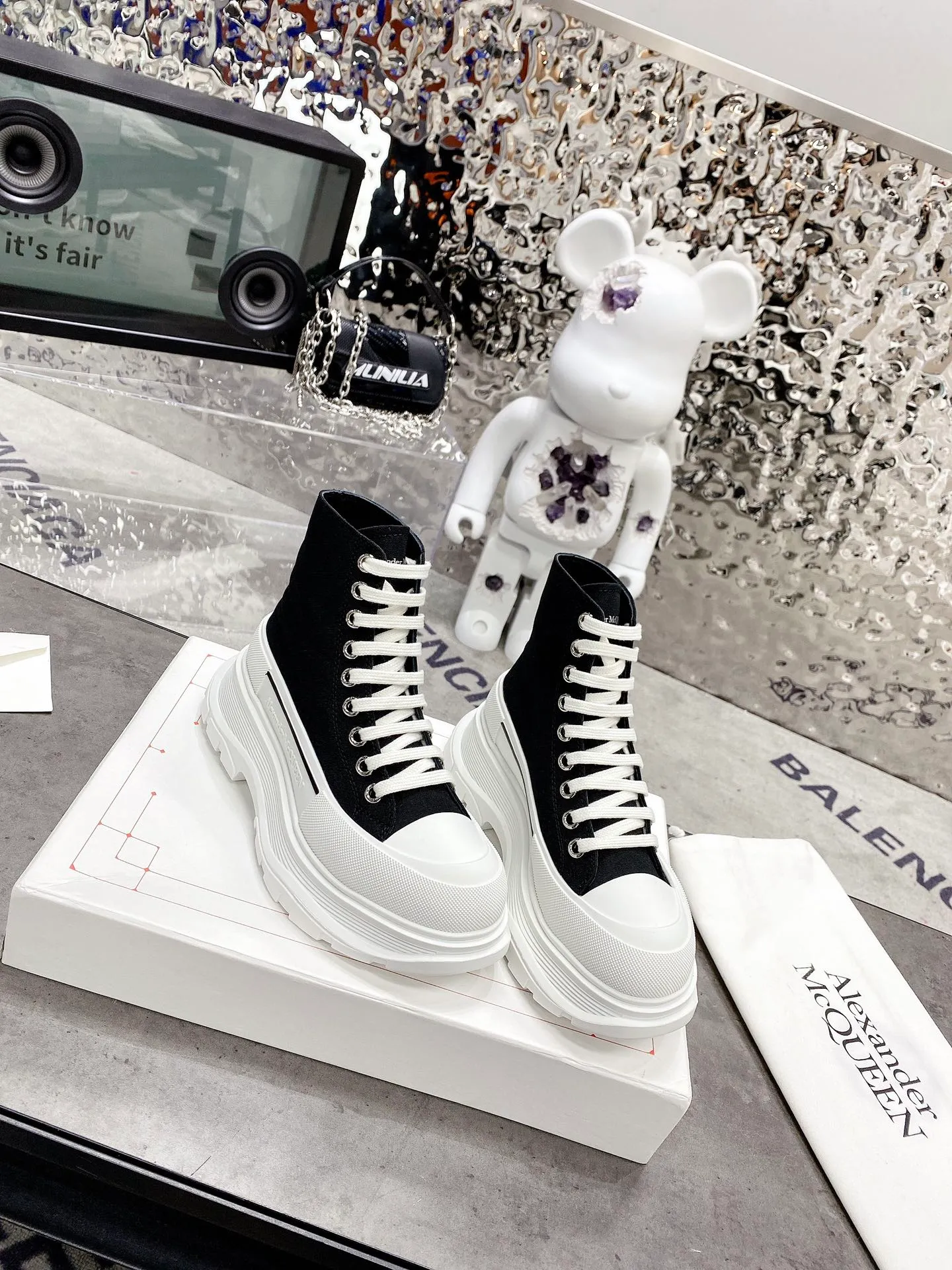 👟👟Ex-factory price 520👟👟 Women's shoes, women's clothing 🇨🇳Top version🇨🇳Alexander McQueen's new couple shoes! I really love this McQueen shoe❤ The dark series is so cool! It looks really good on the feet 😍 There is a combination version of Balenciaga and Converse that looks so cool together. The upper is made of original space Monica cloth customized in Mexico and has a warm and moist color. The inner padding is made of silk sheepskin imported from Italy. Full of flexibility! The round toe design allows the toes to be completely released and get rid of the original pressure of the shoes! The outsole adopts the original molded TU outsole. Super wear-resistant, the combination of several layers of outsole is complex. ⚠Look for our original development version and color. Size: Female 34-41 Male 38-46